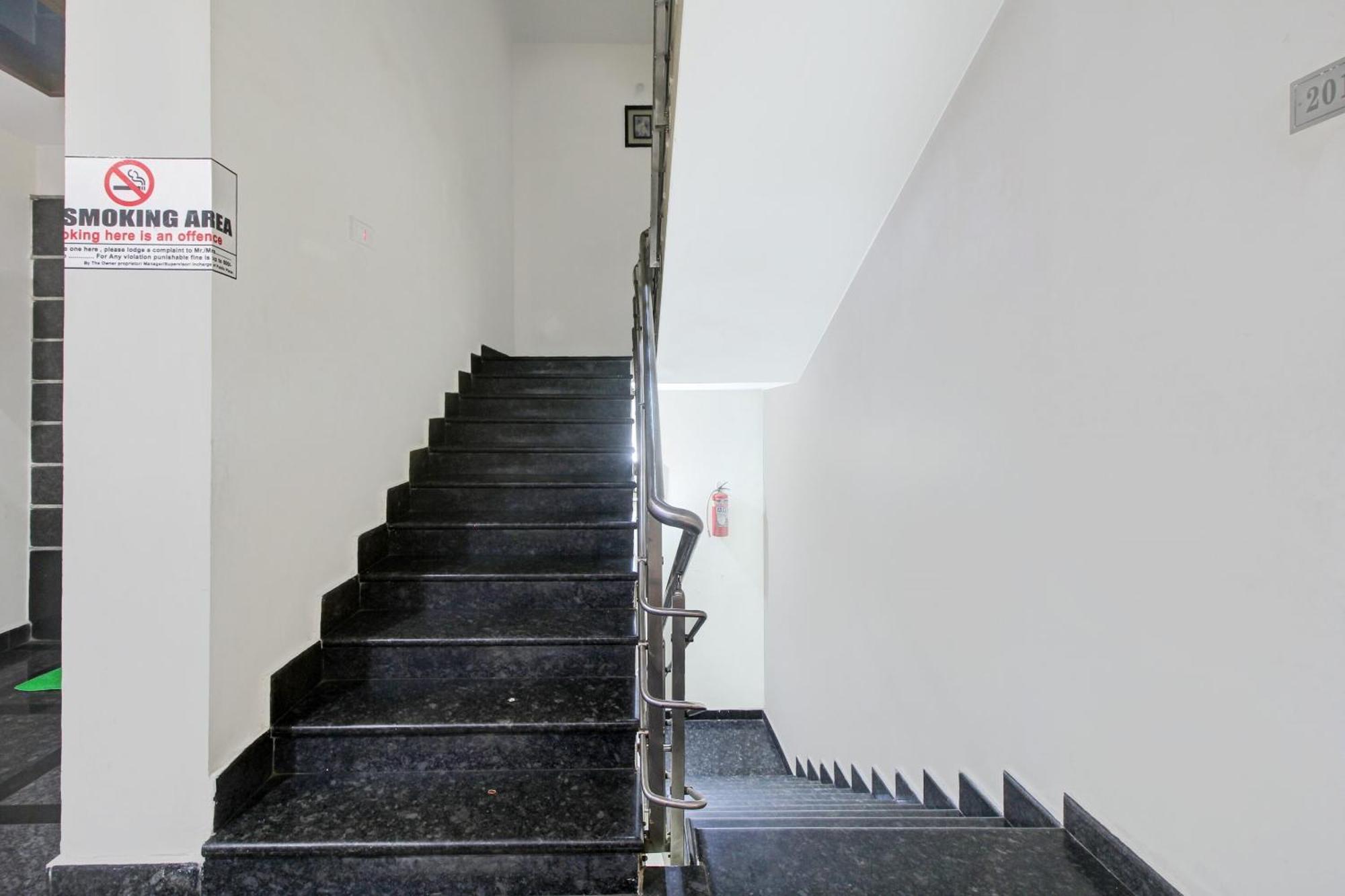 Collection O 82357 Hotel Surabhi Pride Trimulgherry ภายนอก รูปภาพ