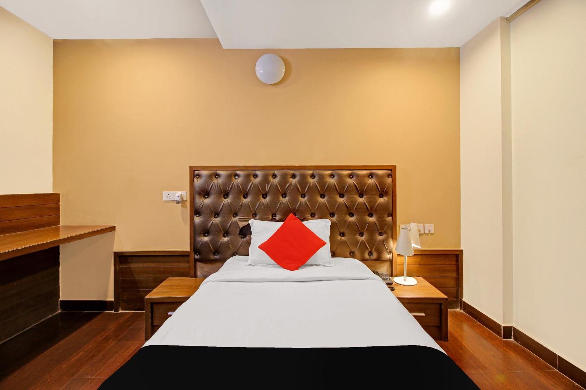 Collection O 82357 Hotel Surabhi Pride Trimulgherry ภายนอก รูปภาพ